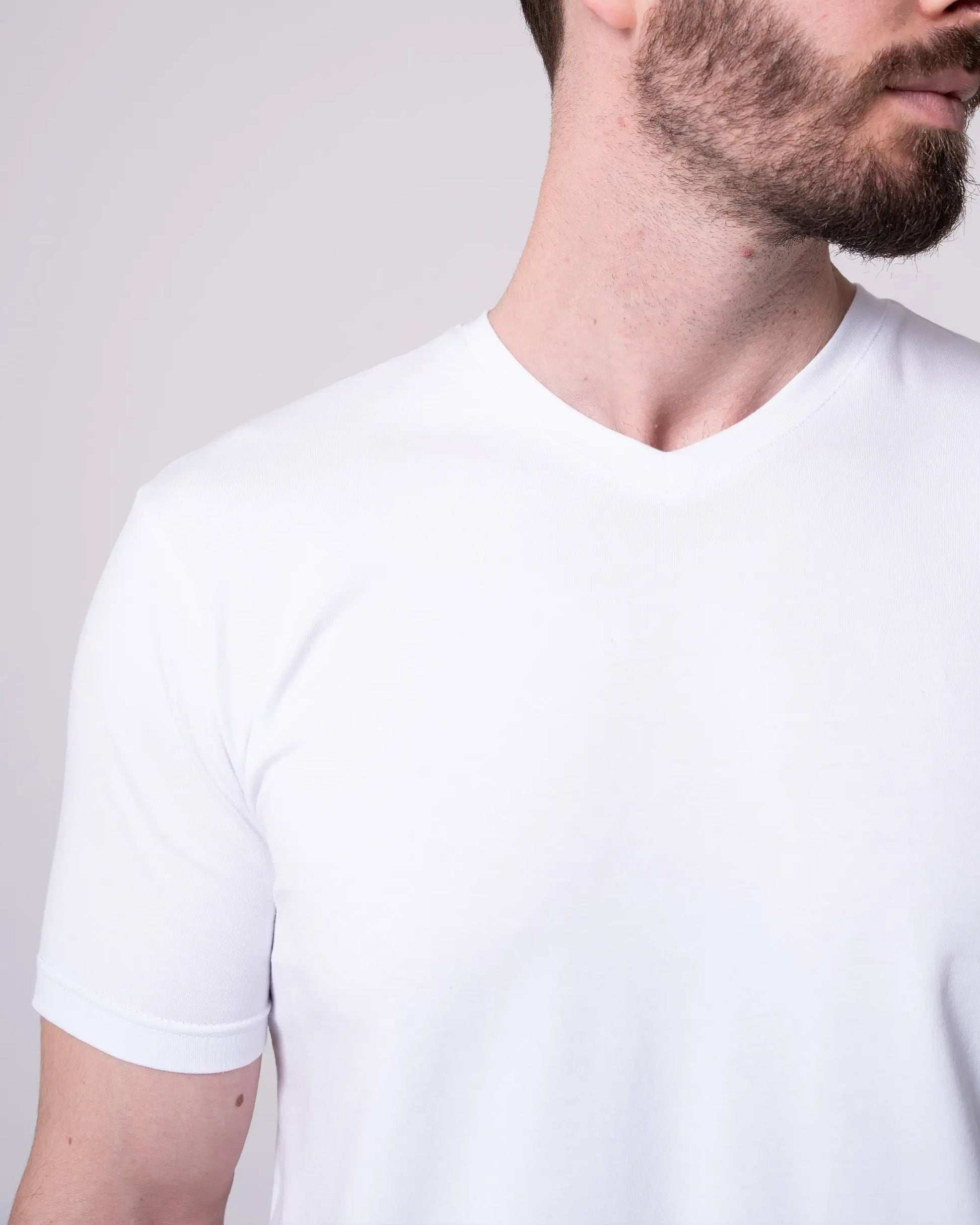 Beyaz V Yaka Tişört Craftlabel